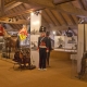 Salle "Le cheval dans l'armée" au Musée Suisse du Cheval, La Sarraz. Immersion dans l'histoire équestre et les métiers traditionnels. Exposition interactive sur le patrimoine artisanal lié au cheval. Ateliers ludiques au Château.