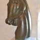 Salle "Le cheval dans les arts" au Musée Suisse du Cheval, La Sarraz. Immersion dans l'histoire équestre et les métiers traditionnels. Exposition interactive sur le patrimoine artisanal lié au cheval. Ateliers ludiques au Château.