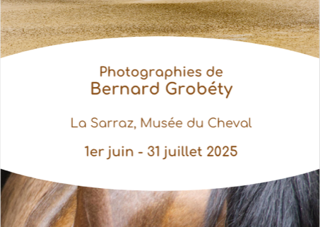 Photographie de nature par Bernard Groberty exposée au Musée Suisse du Cheval à La Sarraz, du 1er juin au 31 juillet 2025 : un cheval en pleine nature devant le château de La Sarraz, illustrant le patrimoine équestre suisse.